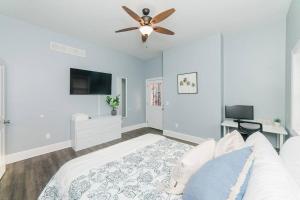 a bedroom with a bed and a ceiling fan at Walkable and Spacious Apt - Parking -- GroupStay in Pittsburgh