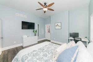 匹兹堡Walkable and Spacious Apt - Parking -- GroupStay的带床和吊扇的卧室