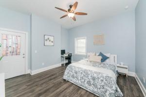 匹兹堡Walkable and Spacious Apt - Parking -- GroupStay的带床和吊扇的卧室