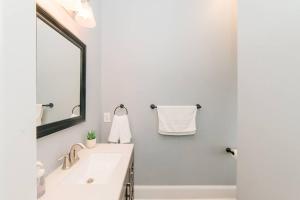 Walkable and Spacious Apt - Parking -- GroupStay的一间浴室