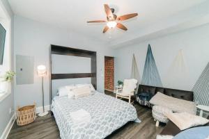 a bedroom with a bed and a ceiling fan at Walkable and Spacious Apt - Parking -- GroupStay in Pittsburgh