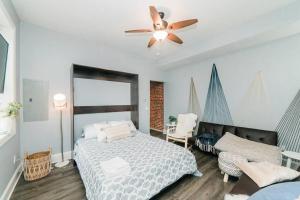 匹兹堡Walkable and Spacious Apt - Parking -- GroupStay的带床和吊扇的卧室