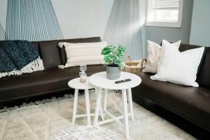 Walkable and Spacious Apt - Parking -- GroupStay的休息区