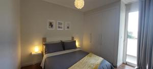 En eller flere senge i et værelse på Highrise Madalenas Apartment + 14 billeder