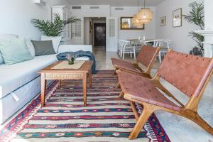 uma sala de estar com duas cadeiras e um sofá em LBP2- Family apartment in calm area families only em Marbella