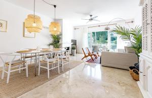uma sala de jantar e sala de estar com mesa e cadeiras em LBP2- Family apartment in calm area families only em Marbella