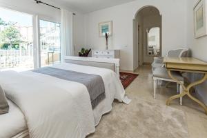 um quarto branco com uma cama e uma secretária em LBP2- Family apartment in calm area families only em Marbella