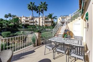 um pátio com uma mesa e cadeiras numa varanda em LBP2- Family apartment in calm area families only em Marbella