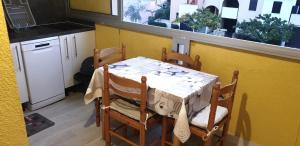 eine kleine Küche mit einem Tisch und Stühlen in der Küche in der Unterkunft Pretty 30 m close to the sea in Leucate