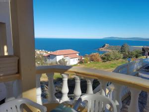 Un balcón con sillas y vistas al océano. en Villa Belle-Vue, en Tabarka