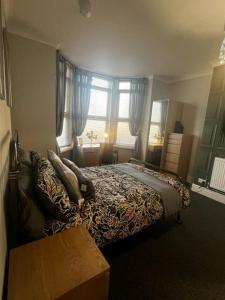 Matipa-Given Apartments Eastleigh Southampton tesisinde bir odada yatak veya yataklar