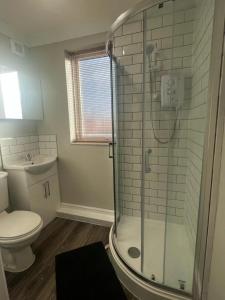 Un baño de Matipa-Given Apartments Eastleigh Southampton