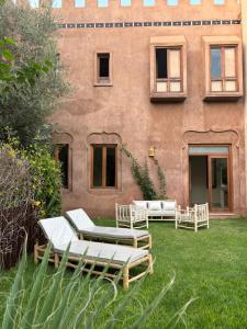 un patio con sillas y un edificio en Villa Riad Lana, en Marrakech