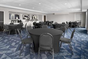 uma sala de conferências com uma mesa e cadeiras em Courtyard by Marriott Charleston Summerville em Summerville
