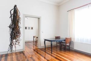 ein Esszimmer mit einem blauen Tisch und Stühlen in der Unterkunft A orilla del rio, depto 2D/1B in Valdivia