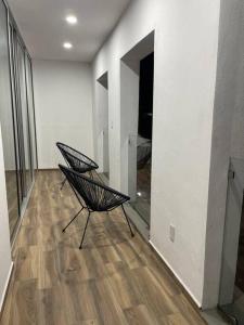 Habitación vacía con 2 sillas y TV en Hermoso departamento completamente nuevo centrico, en Ciudad Guzmán