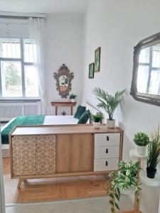 Un dormitorio con una cama con plantas. en Green Hill Apartment, en Budapest