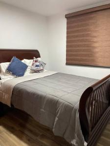 1 dormitorio con 1 cama con cabecero de madera en Hermoso departamento completamente nuevo centrico, en Ciudad Guzmán