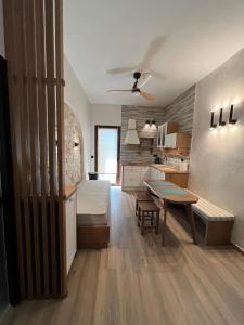 ein Wohnzimmer mit einem Tisch und einer Küche in der Unterkunft The MITS luxury apartments in Skiathos-Stadt
