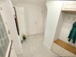 un pequeño pasillo con una puerta y una escalera en Green Hill Apartment, en Budapest