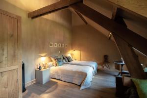 a bedroom with two beds in a attic at 15 inn in Mol