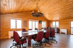 einen Konferenzraum mit einem großen Tisch und Stühlen in der Unterkunft Private Lakefront Sanctuary in Matlock