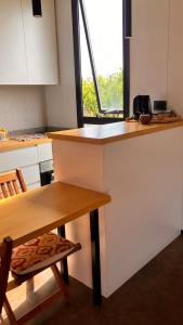 a kitchen with a counter and a table and a chair at Casa Vino Andino in La Consulta