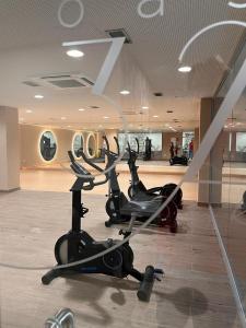 een fitnessruimte met diverse hometrainers in een gebouw bij Ático lujo OASIS in Estepona