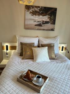 a tray with a plate of food on a bed at Apartament Rodzinna Wyspa in Sianozety