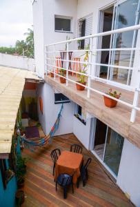 En balkon eller terrasse på Apto a 6 min de carro da Praia das Palmeiras SP