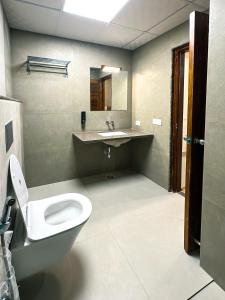 Koupelna v ubytování Hotel Ananda Kashi