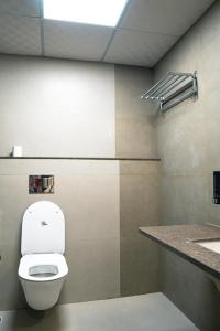 Koupelna v ubytování Hotel Ananda Kashi