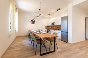 uma cozinha e sala de jantar com uma mesa de madeira e cadeiras em Balasana - dom na wyłączność em Szklarska Poręba