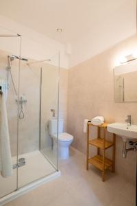 a bathroom with a shower and a toilet and a sink at Balasana - dom na wyłączność in Szklarska Poręba