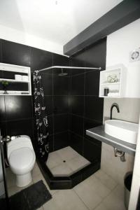 uma pequena casa de banho com WC e lavatório em Moderno y acogedor departamento em Tacna
