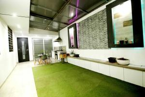 una sala de estar con una alfombra verde en una habitación en Moderno y acogedor departamento en Tacna