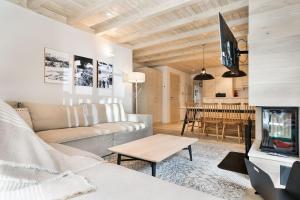 sala de estar con sofá y mesa en Luderna - Apartamento Val de Ruda B24 des Garguills, en Baqueira Beret