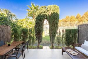 A garden outside Loft en Milla de Oro