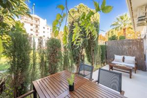 A garden outside Loft en Milla de Oro