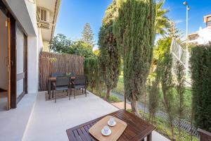 A garden outside Loft en Milla de Oro