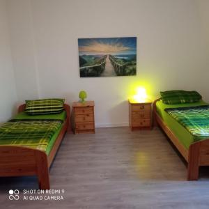 Zimmer mit 2 Betten und Wandgemälde in der Unterkunft Apartment bei Michael Bochum in Bochum