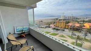 balcón con sillas y vistas a la playa en para 2 frente al mar-9, en La Serena