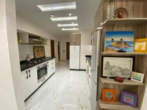 Η κουζίνα ή μικρή κουζίνα στο Belle appart bien fini et propre