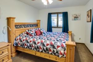 1 dormitorio con cama de madera y ventana en Charming Sartell Home with Deck and Yard!, en Sartell