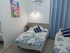 Habitación pequeña con cama y sofá en Hostal Huespedes Toledo, en Madrid