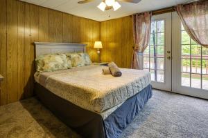 une chambre avec un lit dans une pièce aux murs en bois dans l'établissement Fire Pit Arrowhead Lake Vacation Rental!, à Pocono Lake 36 autres photos