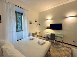 um quarto branco com uma cama e uma secretária em C&Y Apt - Roma Prati - Luxury two bedrooms Apartment em Roma