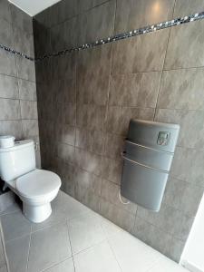 uma casa de banho com um WC e uma lata de lixo em Studio proche Paris et aéroport d'Orly em Orly
