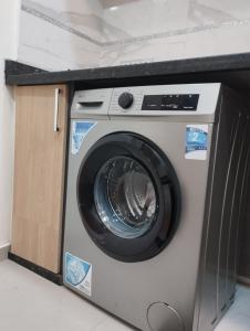 eine Waschmaschine in einem Zimmer mit einer Theke in der Unterkunft Apprtemment Sala Al Jadida in Oulad Yakoub