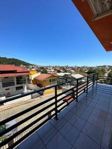 una vista desde el balcón de una casa en Residencial Vista Bela, en Bombinhas